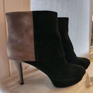 UNIQUE~Tahari Two-Toned Light Gray and Black Suede Booties (8M)